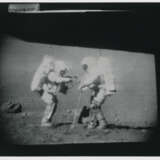 John Young pointing the Rover antenna toward Earth; TV pictures at Wreck Crater; Charles Duke hammering a double core tube, station 8, April 16-27, 1972, EVA 2 - Foto 10