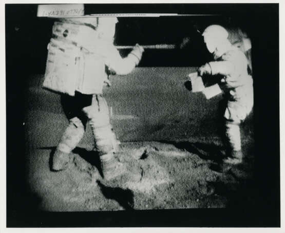 John Young taking photographs near the Rover; TV pictures; footprints; Young with the hammer; Plum Crater, station 1, April 16-27, 1972, EVA 1 - Foto 17