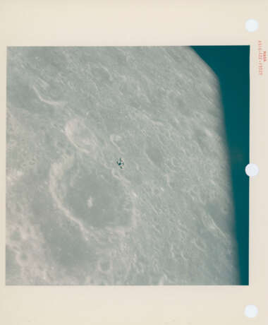 The LM returning from the lunar surface; telephoto panorama [Mosaic] over farside highlands near King Crater; the Command Module’s floodlight, April 16-27, 1972 - Foto 1