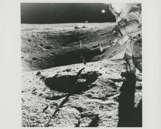 John Young taking photographs near the Rover; TV pictures; footprints; Young with the hammer; Plum Crater, station 1, April 16-27, 1972, EVA 1 - Foto 23