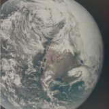 The nearly full Planet Earth [Large Format]; liftoff to the Moon [Large Format], April 16-27, 1972 - фото 1
