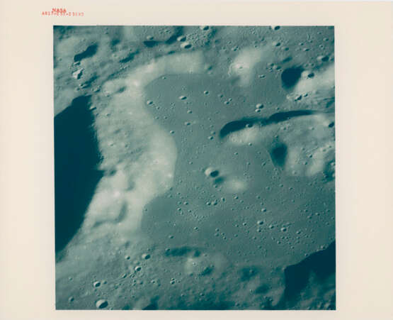 The CM America over the farside; close-ups of a small mare; America flying at low altitude over the Taurus-Littrow landing site, December 7-19, 1972 - Foto 6