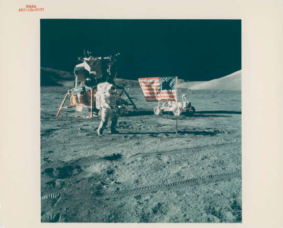 Eugene Cernan with the LM, the Rover and the US flag; Cernan saluting the US flag at Taurus-Littrow, December 7-19, 1972, EVA 1 - Foto 1