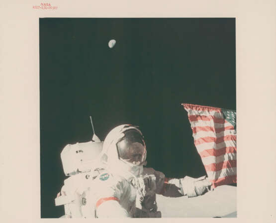 Portrait of Eugene Cernan holding the US flag with the Earth in the lunar sky, December 7-19, 1972, EVA 1 - Foto 1
