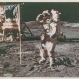 Eugene Cernan with the LM, the Rover and the US flag; Cernan saluting the US flag at Taurus-Littrow, December 7-19, 1972, EVA 1 - Foto 3