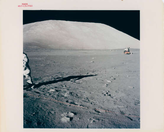 Harrison Schmitt, the LM and the South Massif; lunarscape; wide-angle view of the landing site; Schmitt beyond the Rover and reaching down, SEP site, December 7-19, 1972, EVA 1 - Foto 1