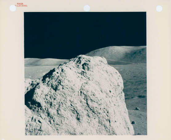 The majestic Earth above a large lunar boulder; diptych of a rock; TV picture of the Earth; Nansen Crater, station 2, December 7-19, 1972, EVA 2 - Foto 4