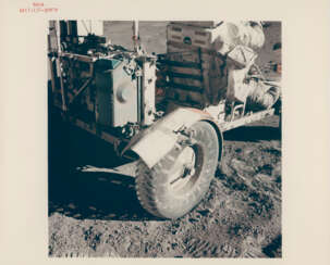 Harrison Schmitt assis dans le Rover réparé; «Petit cratère de fosse»; Image TV; Schmitt prenant un panorama; le Rover garé en montée, station 2, 7-19 décembre 1972, EVA 2