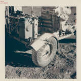 Harrison Schmitt seated in the repaired Rover; “small pit crater”; TV picture; Schmitt taking a panorama; the Rover parked uphill, station 2, December 7-19, 1972, EVA 2 - Foto 1
