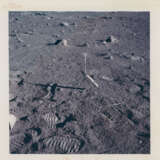 Harrison Schmitt holding the rake; TV pictures; the rim of Steno Crater; footprints; the rising Sun illuminating the Rover, station 1, December 7-19, 1972, EVA 1 - Foto 9