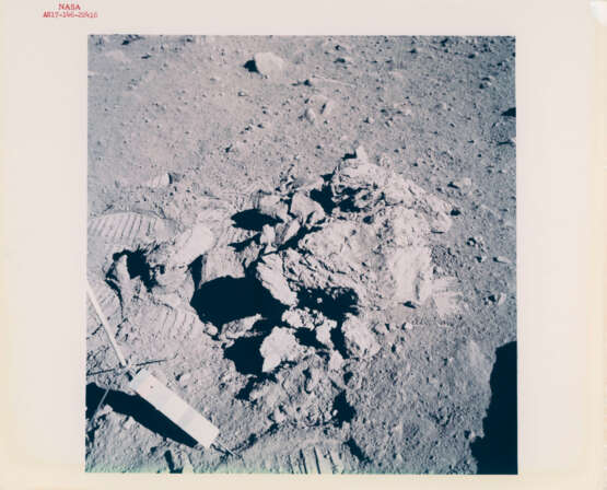 Sunstruck photograph of the Rover in the desolate lunarscape; the Rover parked in a field of boulders; lunar rocks, station 9, December 7-19, 1972, EVA 3 - Foto 6
