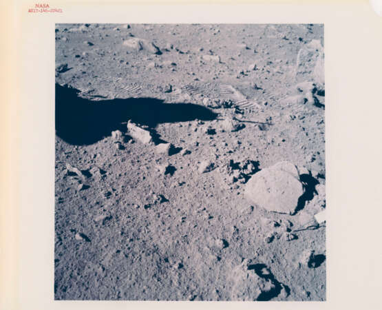 Sunstruck photograph of the Rover in the desolate lunarscape; the Rover parked in a field of boulders; lunar rocks, station 9, December 7-19, 1972, EVA 3 - Foto 8
