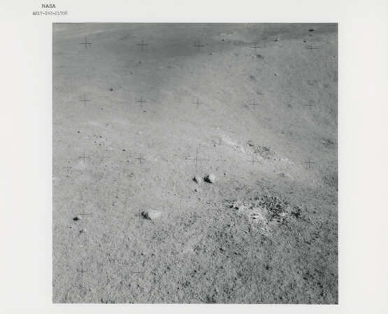 The Lunar Rover; lunarscapes during sunny traverse from station 7; the exotic boulder and geological investigations; Rover tracks, station 8, December 7-19, 1972, EVA 3 - Foto 17