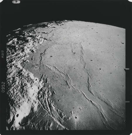 [Large Formats] The Taurus-Littrow landing site and Sunrise over the Apennine and Caucasus mountains, taken by Fairchild metric camera, December 7-19, 1972 - Foto 3