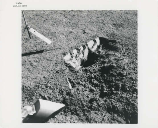 The Lunar Rover; lunarscapes during sunny traverse from station 7; the exotic boulder and geological investigations; Rover tracks, station 8, December 7-19, 1972, EVA 3 - Foto 21