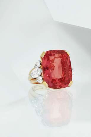 THE DU PONT PADPARADSCHA COLORED SAPPHIRE AND DIAMOND RING,... - Foto 4