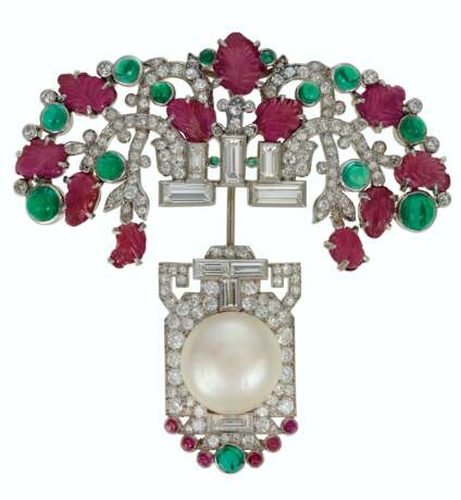 Cartier. ART DECO RUBY, EMERALD, DIAMOND AND NATURAL PEARL JABOT-BROO... - фото 1