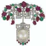 Cartier. ART DECO RUBY, EMERALD, DIAMOND AND NATURAL PEARL JABOT-BROO... - photo 1