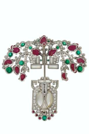 Cartier. ART DECO RUBY, EMERALD, DIAMOND AND NATURAL PEARL JABOT-BROO... - Foto 2