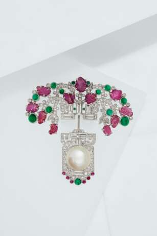 Cartier. ART DECO RUBY, EMERALD, DIAMOND AND NATURAL PEARL JABOT-BROO... - Foto 3
