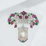 Cartier. ART DECO RUBY, EMERALD, DIAMOND AND NATURAL PEARL JABOT-BROO... - фото 3