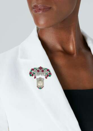 Cartier. ART DECO RUBY, EMERALD, DIAMOND AND NATURAL PEARL JABOT-BROO... - Foto 4