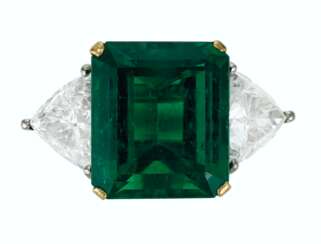 EMERALD AND DIAMOND RING, GRAFF