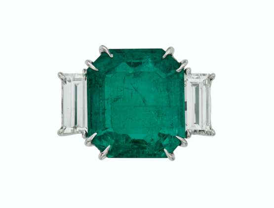 EMERALD AND DIAMOND RING - photo 1