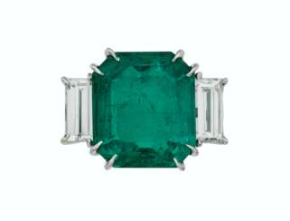 EMERALD AND DIAMOND RING