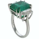 EMERALD AND DIAMOND RING - photo 2