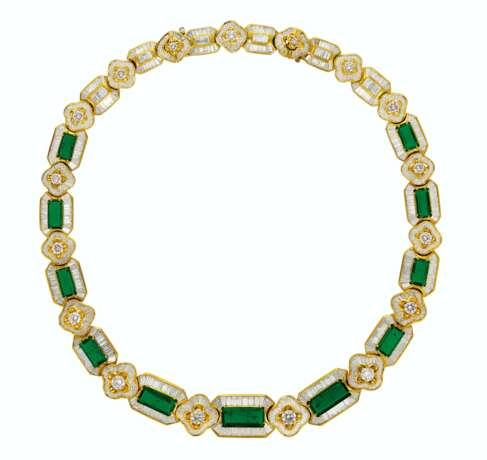 SUITE OF EMERALD AND DIAMOND JEWELRY - Foto 2