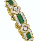 SUITE OF EMERALD AND DIAMOND JEWELRY - фото 6
