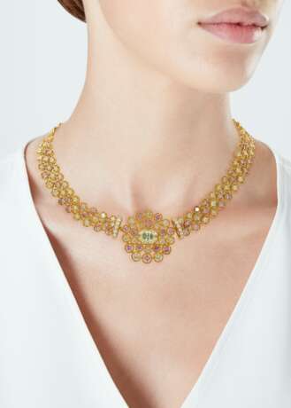 COLORED DIAMOND AND DIAMOND NECKLACE, MOUSSAIEFF - Foto 4