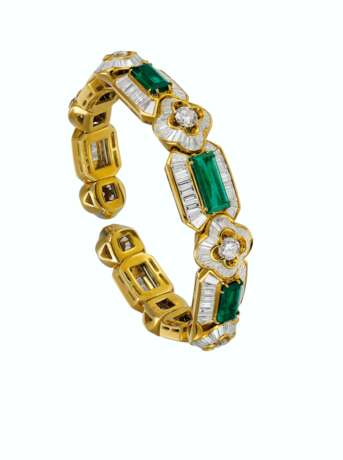 SUITE OF EMERALD AND DIAMOND JEWELRY - фото 7