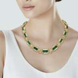 SUITE OF EMERALD AND DIAMOND JEWELRY - Foto 9