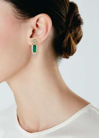 SUITE OF EMERALD AND DIAMOND JEWELRY - Foto 10