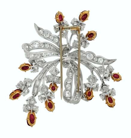 Van Cleef & Arpels. RUBY AND DIAMOND BROOCH, VAN CLEEF & ARPELS - Foto 2