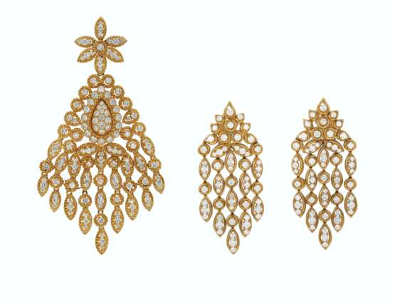 Van Cleef & Arpels. DIAMOND AND GOLD EARRINGS, VAN CLEEF & ARPELS AND DIAMOND PE... - Foto 1