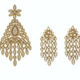 Van Cleef & Arpels. DIAMOND AND GOLD EARRINGS, VAN CLEEF & ARPELS AND DIAMOND PE... - Foto 1