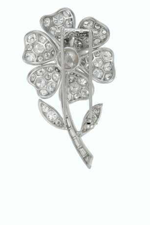 Van Cleef & Arpels. CULTURED PEARL AND DIAMOND FLOWER CLIP-BROOCH, VAN CLEEF & A... - фото 2