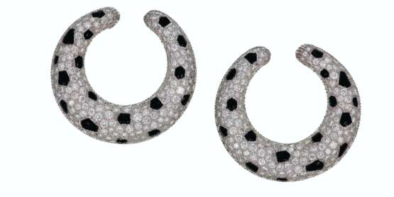 Cartier. DIAMOND AND ONYX 'PANTHÈRE' HOOPS, CARTIER - Foto 1