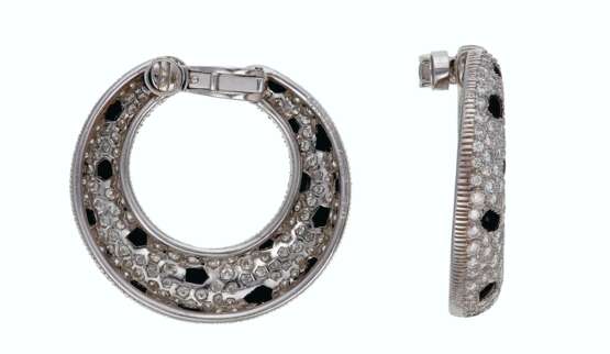 Cartier. DIAMOND AND ONYX 'PANTHÈRE' HOOPS, CARTIER - photo 2