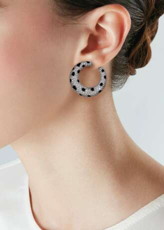 Cartier. DIAMOND AND ONYX 'PANTHÈRE' HOOPS, CARTIER - photo 3