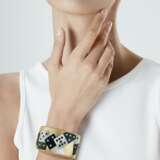 Tiffany & Co.. MOTHER-OF-PEARL, BLACK JADE AND GOLD DOMINOES BANGLE BRACELE... - Foto 3