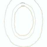 GROUP OF TWO NATURAL PEARL NECKLACES AND A CULTURED PEARL NE... - Foto 1