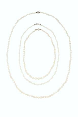 GROUP OF TWO NATURAL PEARL NECKLACES AND A CULTURED PEARL NE... - Foto 1