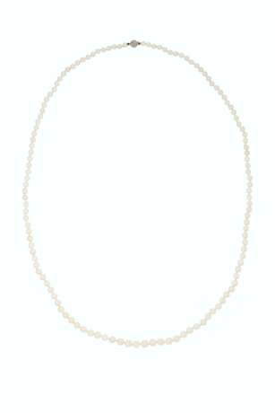 GROUP OF TWO NATURAL PEARL NECKLACES AND A CULTURED PEARL NE... - фото 2
