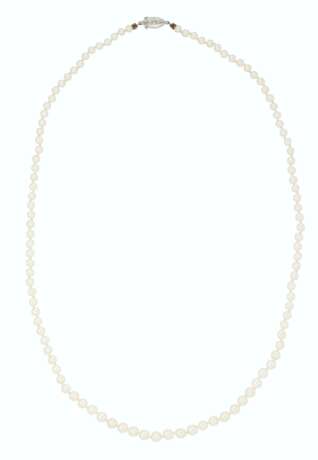 GROUP OF TWO NATURAL PEARL NECKLACES AND A CULTURED PEARL NE... - фото 3