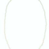 GROUP OF TWO NATURAL PEARL NECKLACES AND A CULTURED PEARL NE... - фото 3