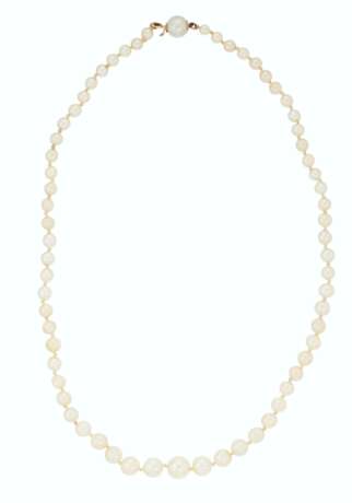 GROUP OF TWO NATURAL PEARL NECKLACES AND A CULTURED PEARL NE... - фото 4